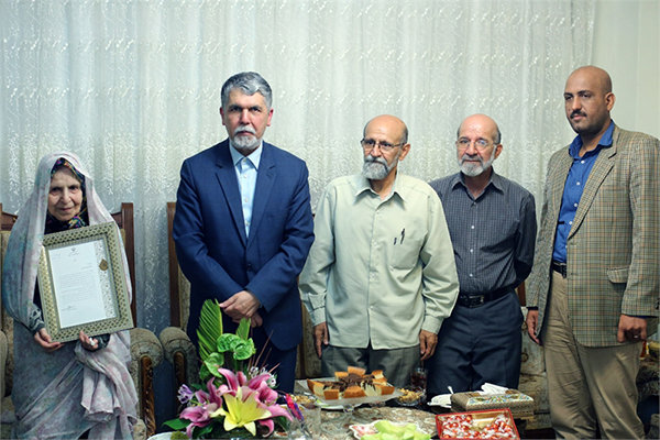 وزیر فرهنگ و ارشاد اسلامی به دیدار سیمین‌دخت وحیدی رفت