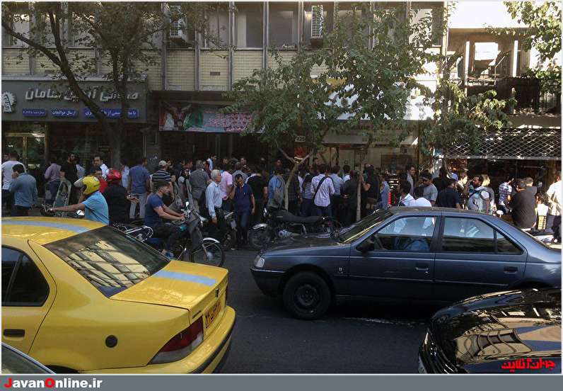 ازدحام فروشندگان دلار در تهران