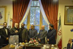 متبرک شدن پوستر جشنواره فیلم مقاومت به دست خانواده شهدا
