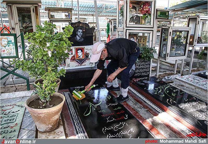 غبار روبی مزار شهدا به مناسبت هفته دفاع مقدس