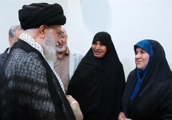 دیدار نویسنده و راوی کتاب «فرنگیس» با رهبر انقلاب +تصویر