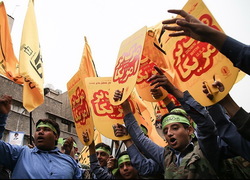 طنین شعارمرگ بر آمریکا در ایران اسلامی/ دلارهای آمریکایی زیرپای مردم