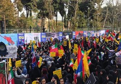 مخالفت راهپیمایان با تکرار هر نوع مذاکره با شیطان/ از این پیچ تاریخی عبور خواهیم کرد