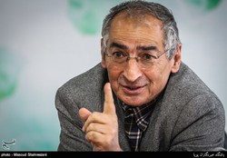 صادق زیباکلام: به‌خاطر دفاع از روحانی شرمنده‌ایم