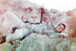 ثبت لحظه شهادت پیک گردان به دست فرمانده‌اش