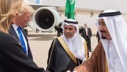 ترامپ: ملک‌سلمان از بوسیدن دست همسرم دست نمی‌کشید