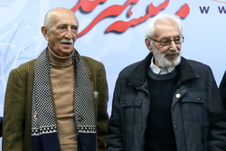 مشایخی بانوانی را که برای دیدار بازیگران می‌آمدند، تحویل نمی‌گرفت و فرار می‌کرد