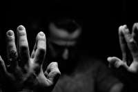 یک معتاد ۵۰ بار ترک می‌کند و باز به افیون پناه می‌برد