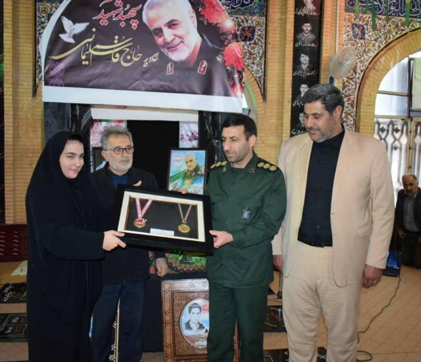 قهرمان دارت جهان مدالهایش را به خانواده شهید سپهبد سلیمانی اهدا کرد