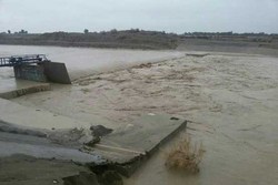 محاصره ۵۰ آبادی شهر بنت در سیلاب سيستان