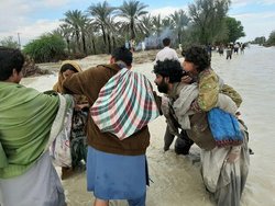 آغاز خدمات آستان قدس رضوی به مردم سیل‌زدگان سیستان و بلوچستان
