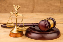 انحصار وکالت را بردارید و علیه انحصارگرایان اعلام جرم کنید