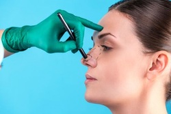 پزشک متخلف حین عمل جراحی زیبایی دستگیر شد
