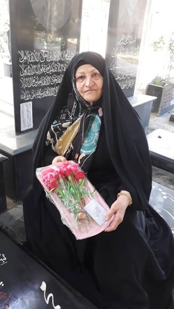 يك بانو ۷۰۰ شاخه گل را به مادران شهدا تقدیم کرد
