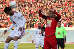 برد پرسپولیس زیر باران سنگ و کارت
