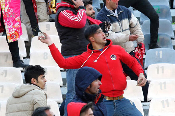 برد پرسپولیس زیر باران سنگ و کارت برد پرسپولیس زیر باران سنگ و کارت