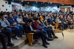 هرکس قدمی برای شاد کردن مردم بردارد ستاره است