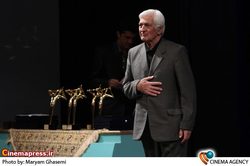 هوشنگ ظریف دیده از جهان فرو بست