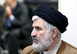آن‌ها که درِ حرم را شکستند، نه عقل دارند و نه دین و نه حیاء