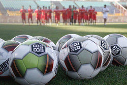 سپاهان دیر رسید، ناظر بازی پرسپولیسی‌ها را به رختکن فرستاد