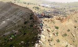 صعود بسیجیان و زائران کاروان‌های راهیان نور به ارتفاعات بازی دراز