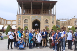 توریست اروپایی می‌خواست چادر برای شاگردش هدیه ببرد