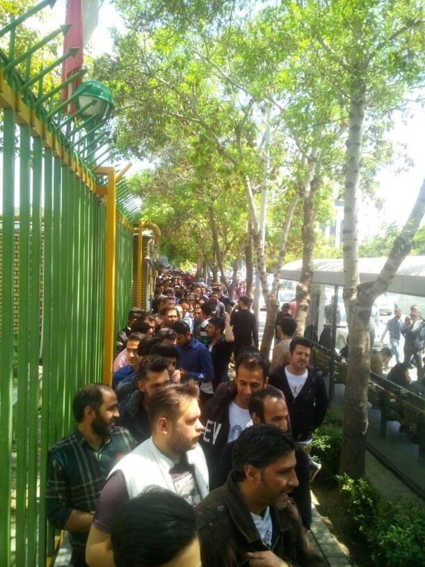 هجوم هواداران استقلال و پدیده برای خرید بلیت بازی امشب+تصاویر هجوم هواداران استقلال و پدیده برای خرید بلیت بازی امشب+تصاویر