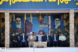 باید با مقاومت و پایداری در برابر توطئه های آمریکا ایستادگی کرد