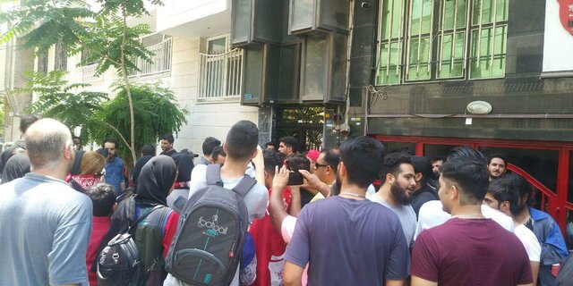 هواداران پرسپولیس دوباره مقابل باشگاه تجمع کردند هواداران پرسپولیس دوباره مقابل باشگاه تجمع کردند