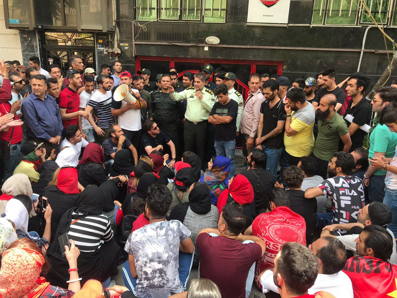 فریاد استعفا استعفا هواداران پرسپولیس در سئول! + تصاویر