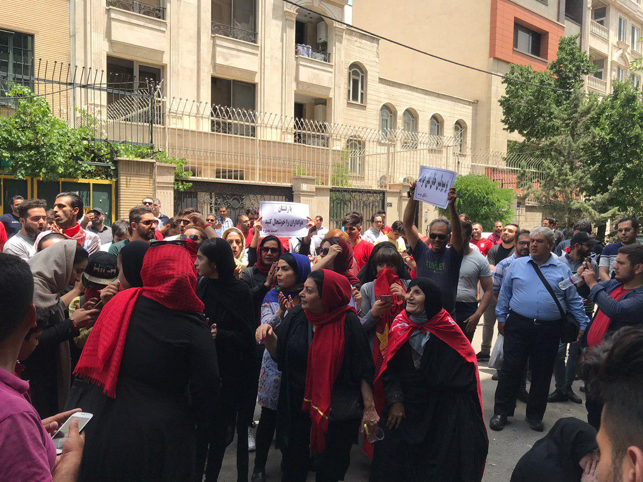 فریاد استعفا استعفا هواداران پرسپولیس در سئول! + تصاویر فریاد استعفا استعفا هواداران پرسپولیس در سئول! + تصاویر
