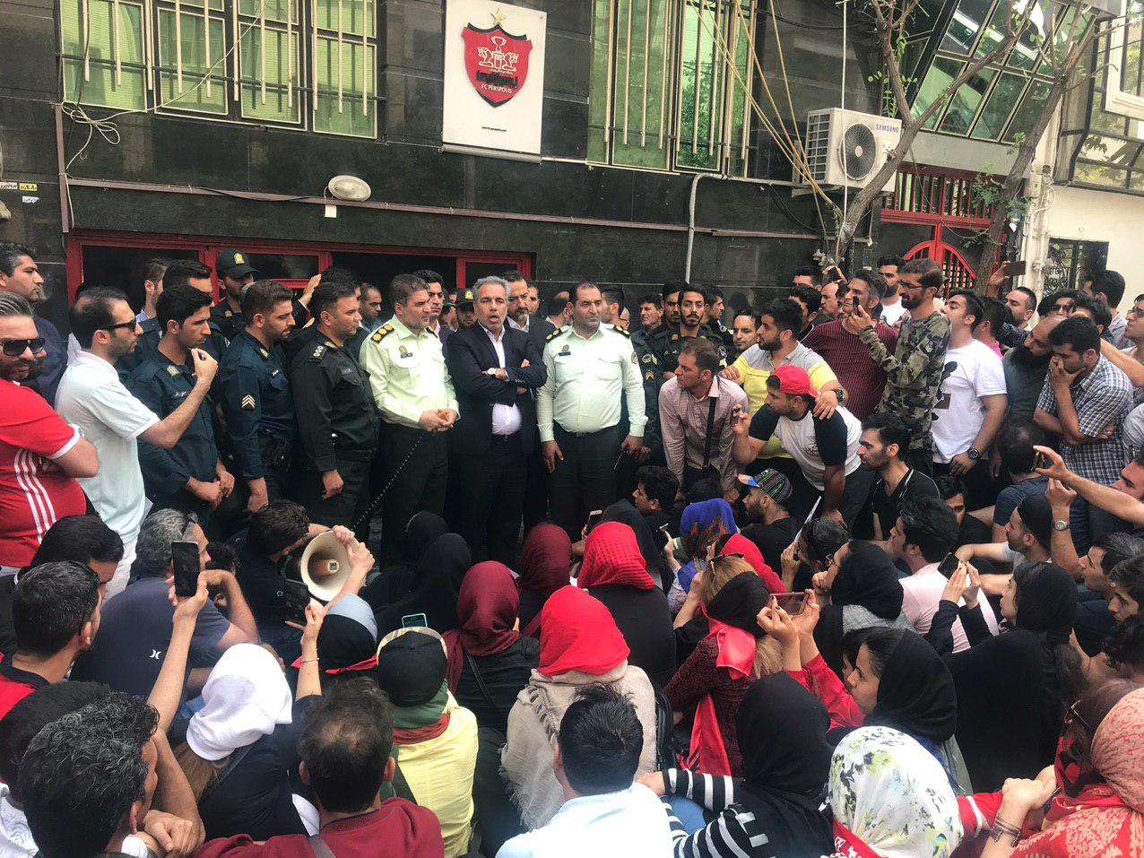 فریاد استعفا استعفا هواداران پرسپولیس در سئول! + تصاویر