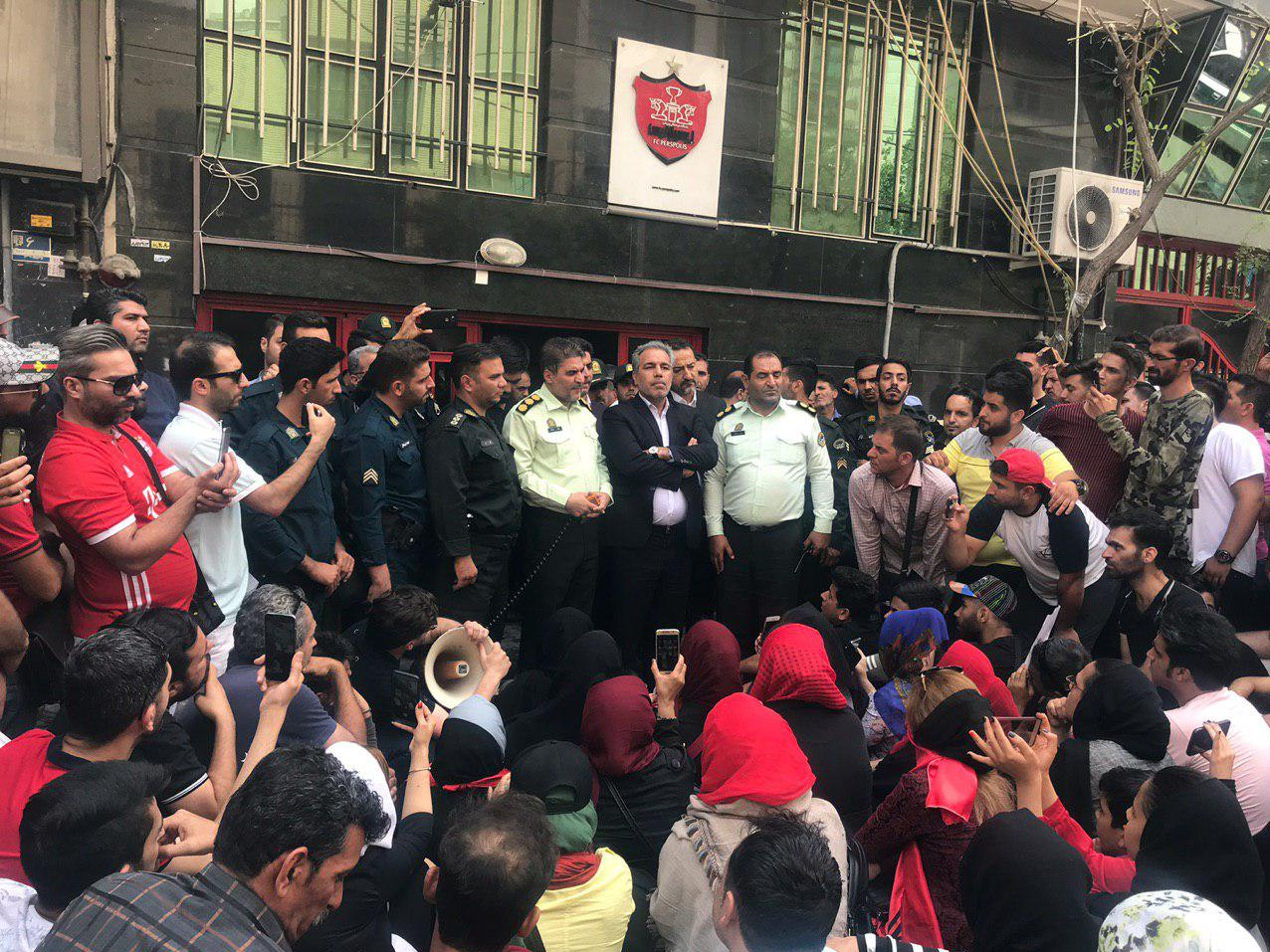 فریاد استعفا استعفا هواداران پرسپولیس در سئول! + تصاویر
