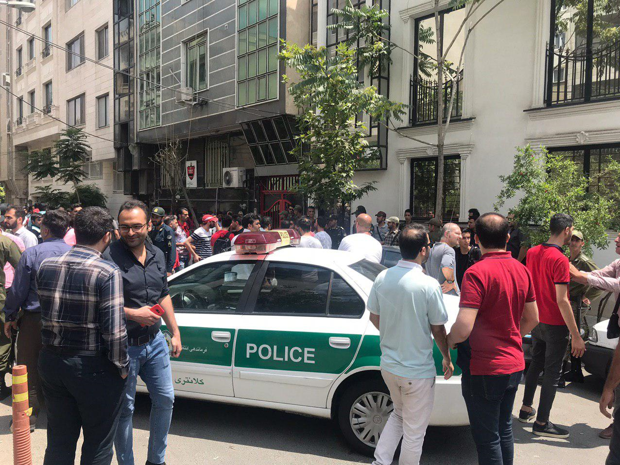 فریاد استعفا استعفا هواداران پرسپولیس در سئول! + تصاویر