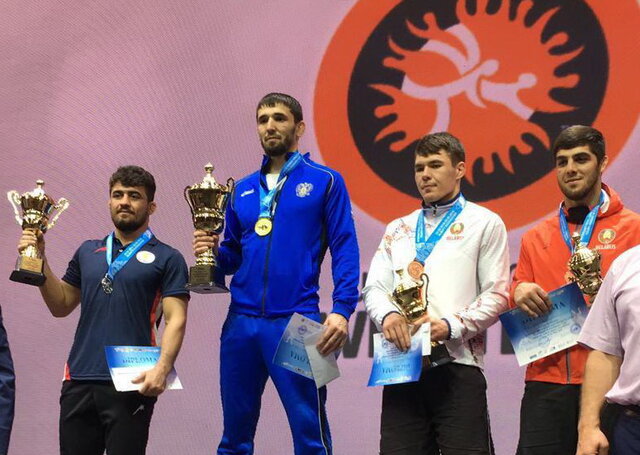 دیسکالیفه شدن یخکشی روی سکوی قهرمانی دیسکالیفه شدن یخکشی روی سکوی قهرمانی