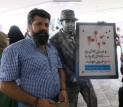 اجرای تئاتر مردان نقره‌ای با موضوع حجاب در ایستگاه مترو امام(ره)