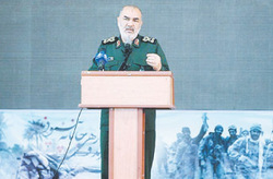 فرمانده كل سپاه: بزرگی ما در کوچکی مقابل ملت است