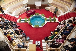 ترانه‌سرایان با آوا همراه است و تنها شامل اصوات مختلف است