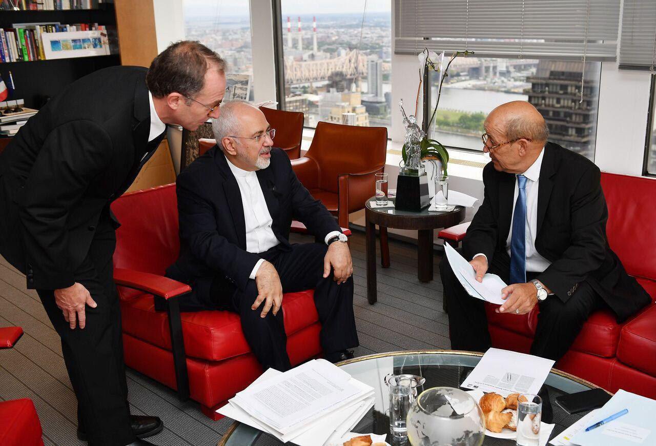 تصویری از ظریف در حال گفتگو با وزیر امور خارجه فرانسه