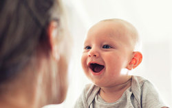 اولین کلمات کودک شنیدنی است
