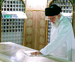 مضجع مطهر امام رضا(ع) با حضور رهبر انقلاب غبارروبی شد