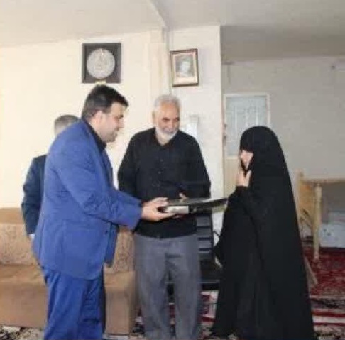 ادای احترام  رییس دانشگاه پیام نور اسلامشهر به خانواده شهید مدافع حرم