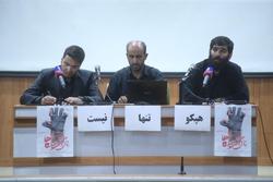 پنج سال است که روی لبه تیغ راه می‌رویم