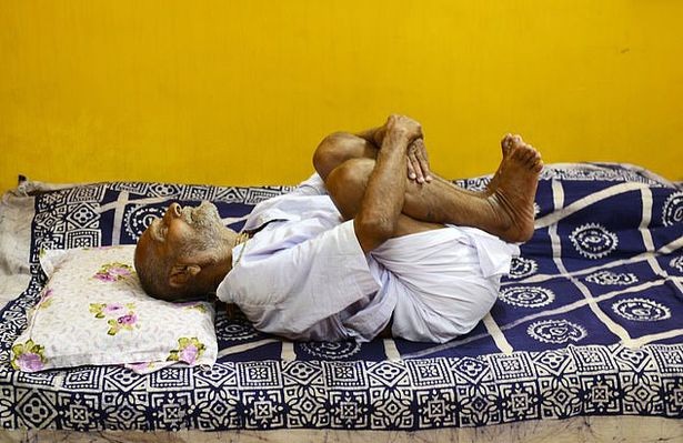 تحیر کارکنان فرودگاه ابوظبی از تاریخ تولد یک مسافر+ تصویر