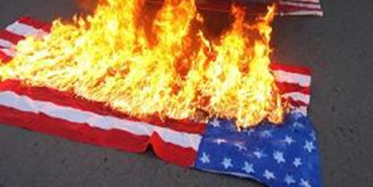 به آتش کشیدن پرچم آمریکا