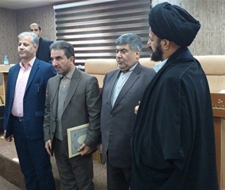 مقابل افراط و تفریط های تمام جناح‌های سیاسی می ایستیم