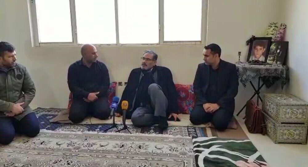 دیدار شمخانی با خانوادههای برخی جانباختگان حوادث اخیر دیدار شمخانی با خانوادههای برخی جانباختگان حوادث اخیر