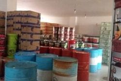 کشف انبار احتکار روغن خودرو در اصفهان +عکس