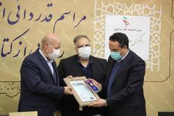 تجلیل از مدیرعامل شرکت آبفا استان اصفهان در تحقق اهداف پویش هرهفته الف-ب ایران 