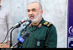 فرمانده کل سپاه: ما با مردم قوی هستیم